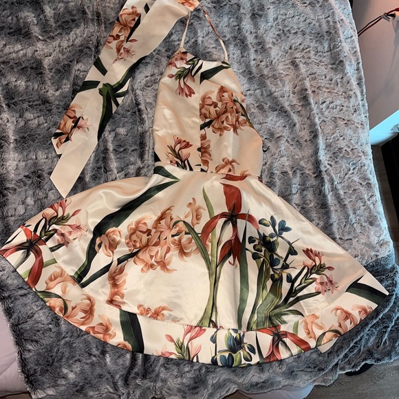 🌴Luxe satin Lulus high neck bow back dress tropical print🌴 - Picture 2 of 4